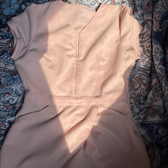 SOLD ✅ Jaanuu Blushing Pink Scrub Set 🌸 - Picture 2 of 5